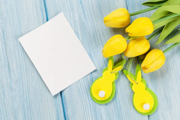 Carte de vœux de Pâques et tulipes jaunes — Photo