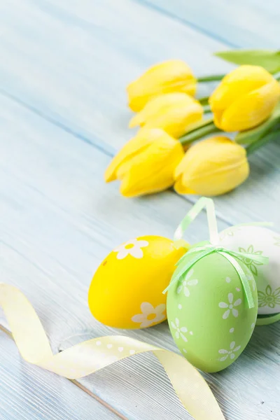 Ostereier und gelbe Tulpen — Stockfoto