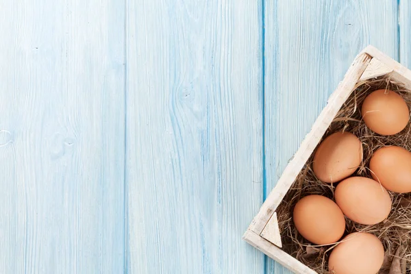 Eier in Holzkiste — Stockfoto