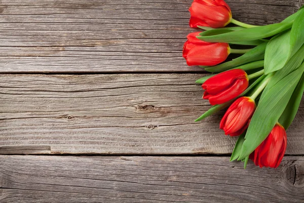 Día de San Valentín tulipanes rojos sobre madera —  Fotos de Stock