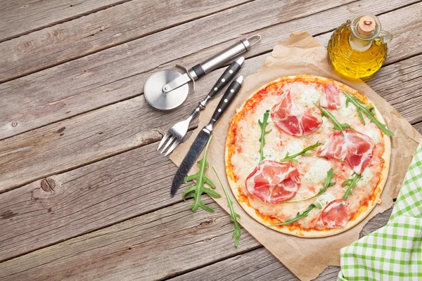 Pizza con jamón y mozzarella —  Fotos de Stock