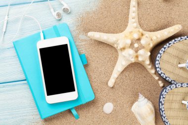 Smartphone ve ahşap üzerine not defteri