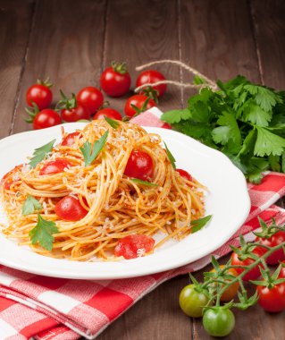 Spagetti makarna domates ve maydanoz ile