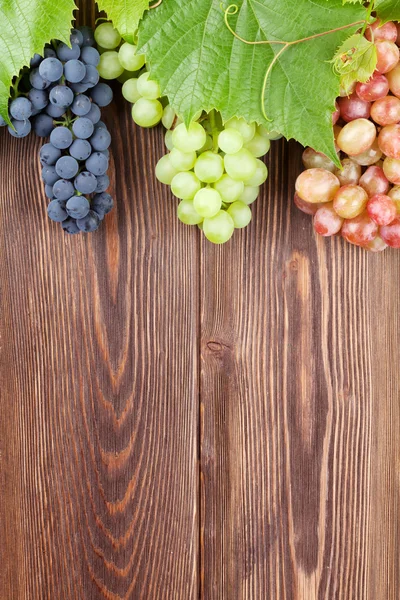 Bouquet de raisins et de vignes sur table en bois — Photo