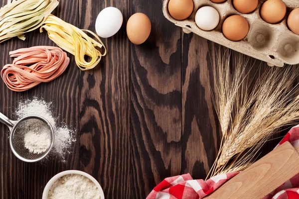 Huisgemaakte pasta koken — Stockfoto