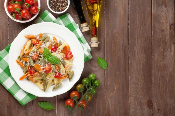 Colorida pasta de penne con tomates y albahaca — Foto de Stock