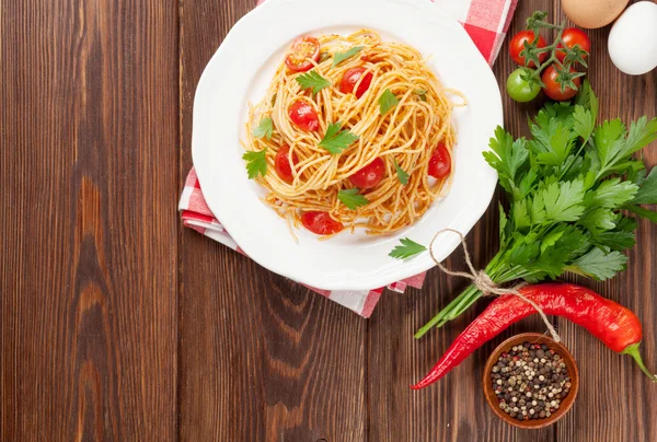 Spagetti makarna domates ve maydanoz ile — Stok fotoğraf