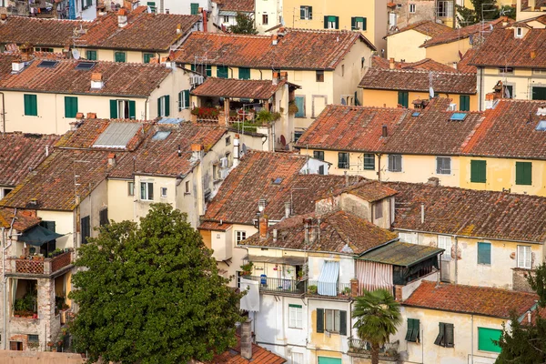 Techos y casas de la ciudad italiana — Foto de Stock