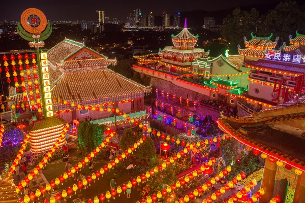 Vackert upplysta Kek Lok Si temple — Stockfoto