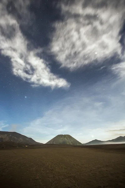 Nuvens sobre o vulcão Batok — Fotografia de Stock