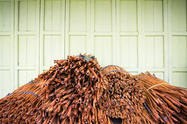 Gran banco de palitos de canela — Foto de Stock