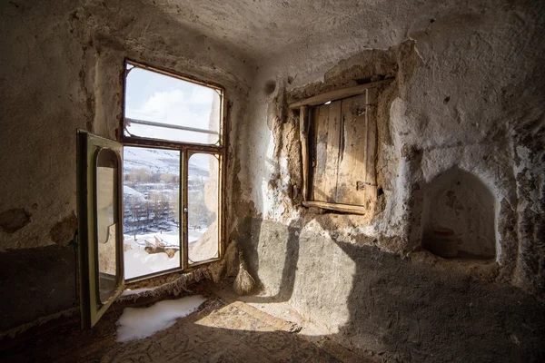 Intérieur de maisons en pierre dans le village Kandovan — Photo