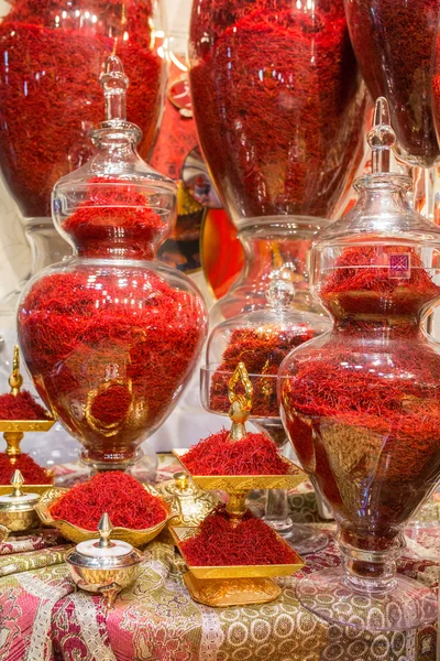 Safran rouge iranien dans des verres sur le marché — Photo