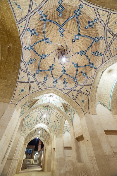 Prachtig plafond van Agha Bozorg moskee — Stockfoto