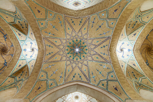 Красивый потолок мечети Ага Бозорга
