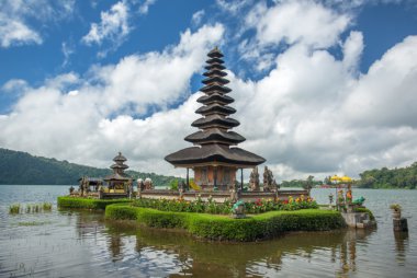 Pura Ulun Danu Tapınağı bir göl kenarında