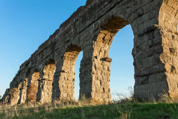 Oude Romeinse aquaducten — Stockfoto