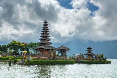 Pura Ulun Danu tapınak Gölü Beratan üzerinde.