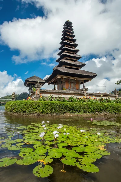 Pura Ulun Danu Tempel op een meer Beratan. — Stockfoto