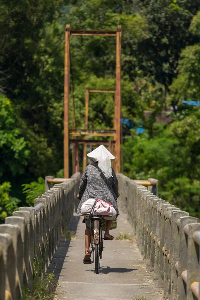Ινδονησιακή γυναίκα ιππασία ποδήλατο — Φωτογραφία Αρχείου