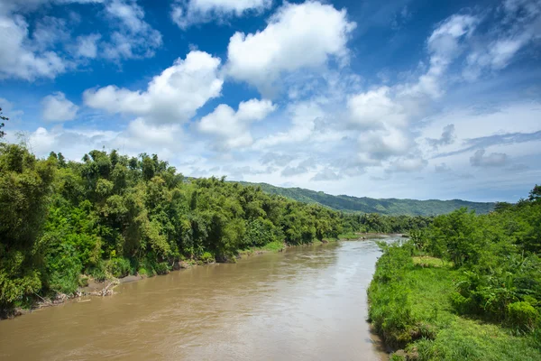 Bruin water rivier, Indonesië. — Stockfoto