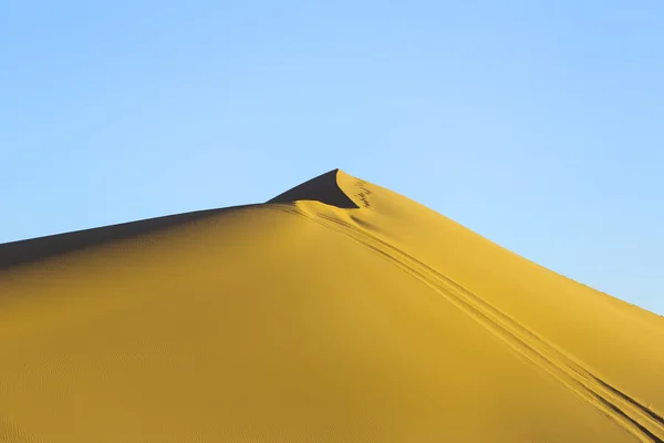 Rastreo en duna en desierto iraní — Foto de Stock