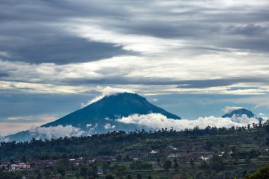 Gunung Sumbing ve Sindoro volkanlar 