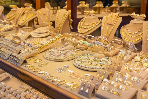 Golden jewellery in  jewellery shops — Stock Photo, Image