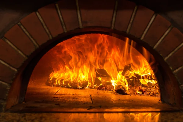Fogo queima de madeira no forno — Fotografia de Stock