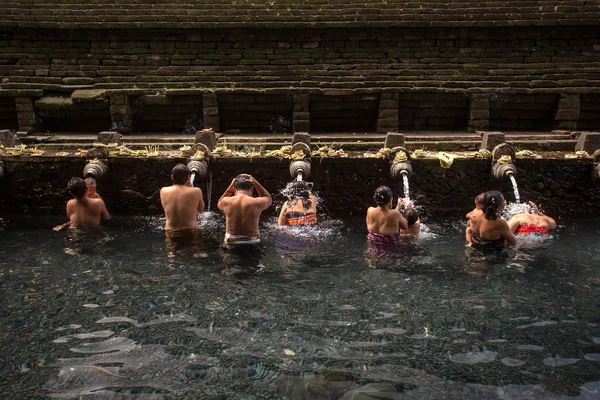 バリの人々 の神聖な水で洗浄 — ストック写真