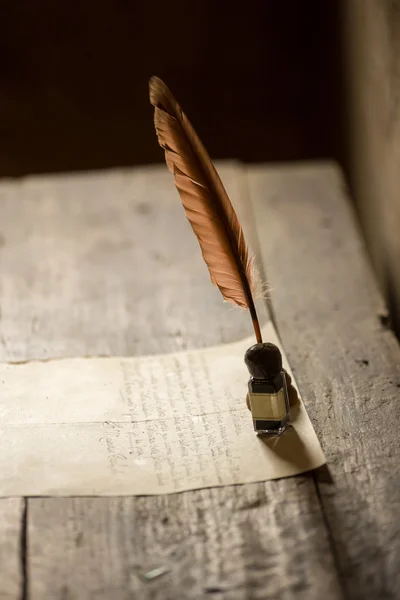 Oude pen, inkpot en een papier — Stockfoto