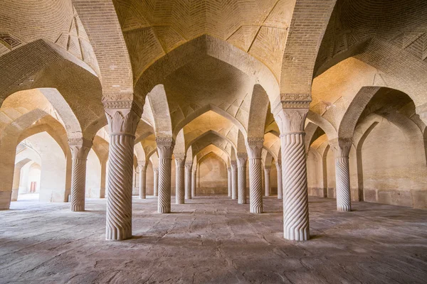 Lindas colunas em Vakil Mesquita — Fotografia de Stock