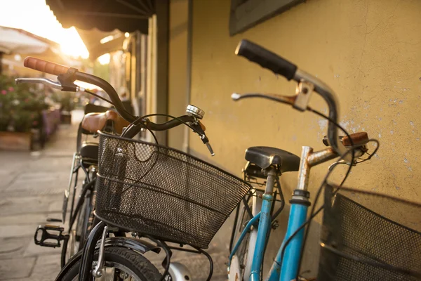 Italiaanse fietsen met manden — Stockfoto
