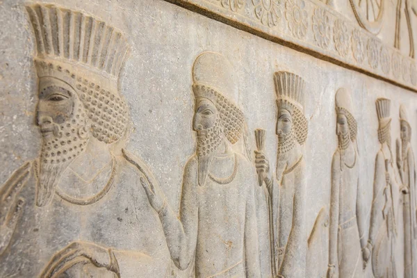 Bajorrelieve de piedra en la antigua ciudad Persépolis — Foto de Stock