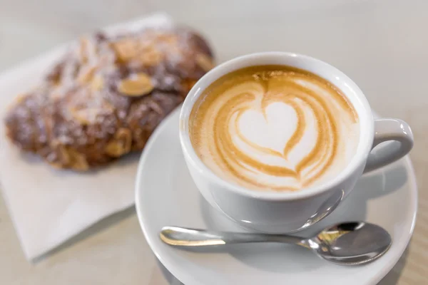 Cappuccino italien aux amandes cornetti — Photo