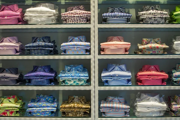 Düzgün katlanmış giyim yığınları — Stok fotoğraf