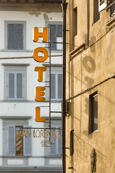 Открытая вывеска отеля на здании во Флоренции — стоковое фото