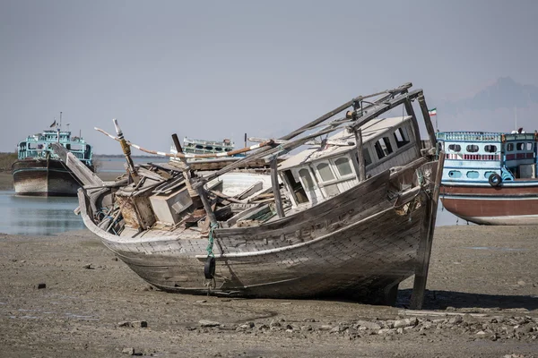 Velho barco de madeira abandonado — Fotografia de Stock