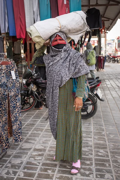 Bandari-Frau in Burka — Stockfoto