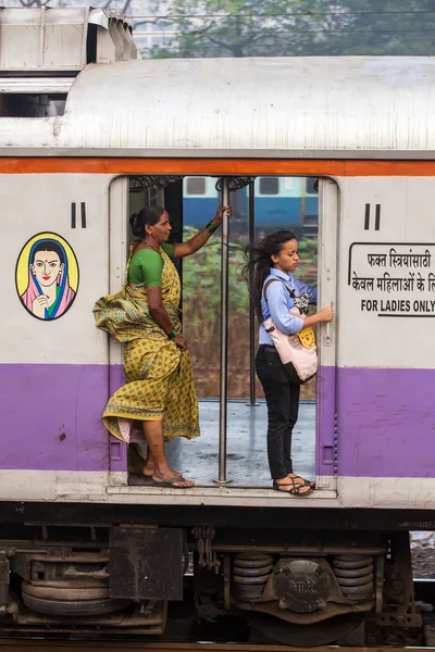 Elővárosi vonattal utazik nők — Stock Fotó