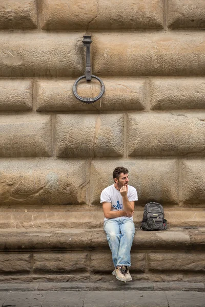 Hombre desconocido sentado —  Fotos de Stock