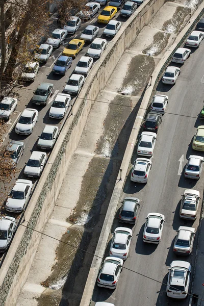 Autos auf Straßen geparkt — Stockfoto