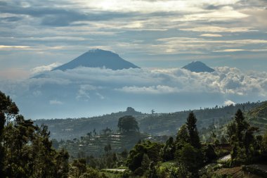 Gunung Sumbing ve Sindoro volkanlar Java 
