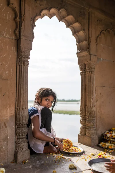 正体不明の小さなインドの女の子 — ストック写真