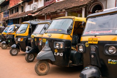 Tuk tuks veya motor rikshaws 