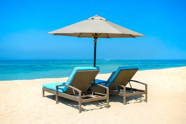 Two lounge chairs with sun umbrella — Stock Photo, Image