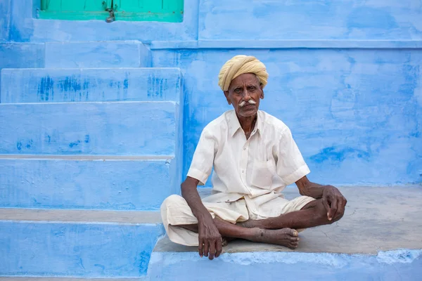 Muž pózuje v ulici Jaisalmer — Stock fotografie