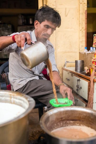 Men pours hot milk tea — Stock Photo, Image