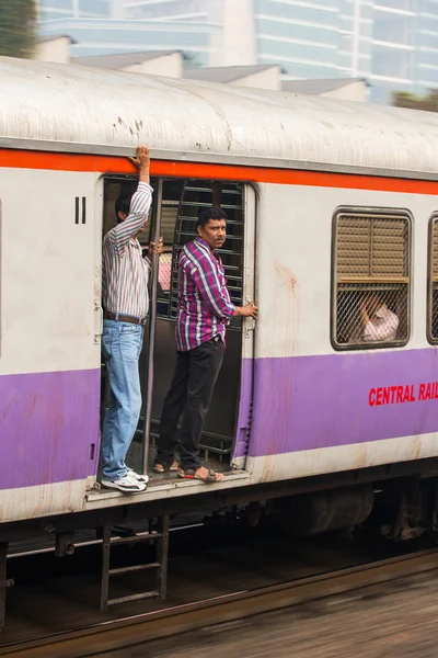 Homens não identificados viajando via trem Suburban — Fotografia de Stock