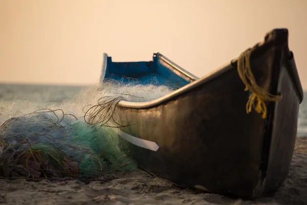 Fischerboot mit Netzen — Stockfoto